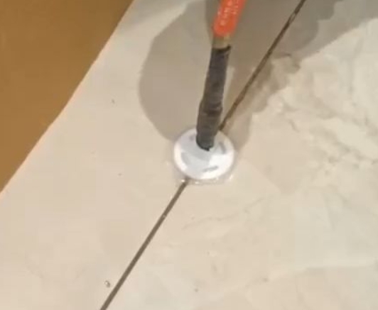 赵县瓷砖空鼓维修公司专业解答瓷砖在铺贴过程中，如果没有涂抹均匀到位的粘结材料（如水泥砂浆或瓷砖胶），可能会导致以下问题