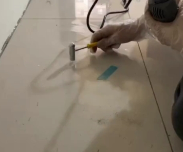 赵县瓷砖开裂维修公司专业分享瓷砖在铺贴前如果没有沥干水分，将会导致以下问题